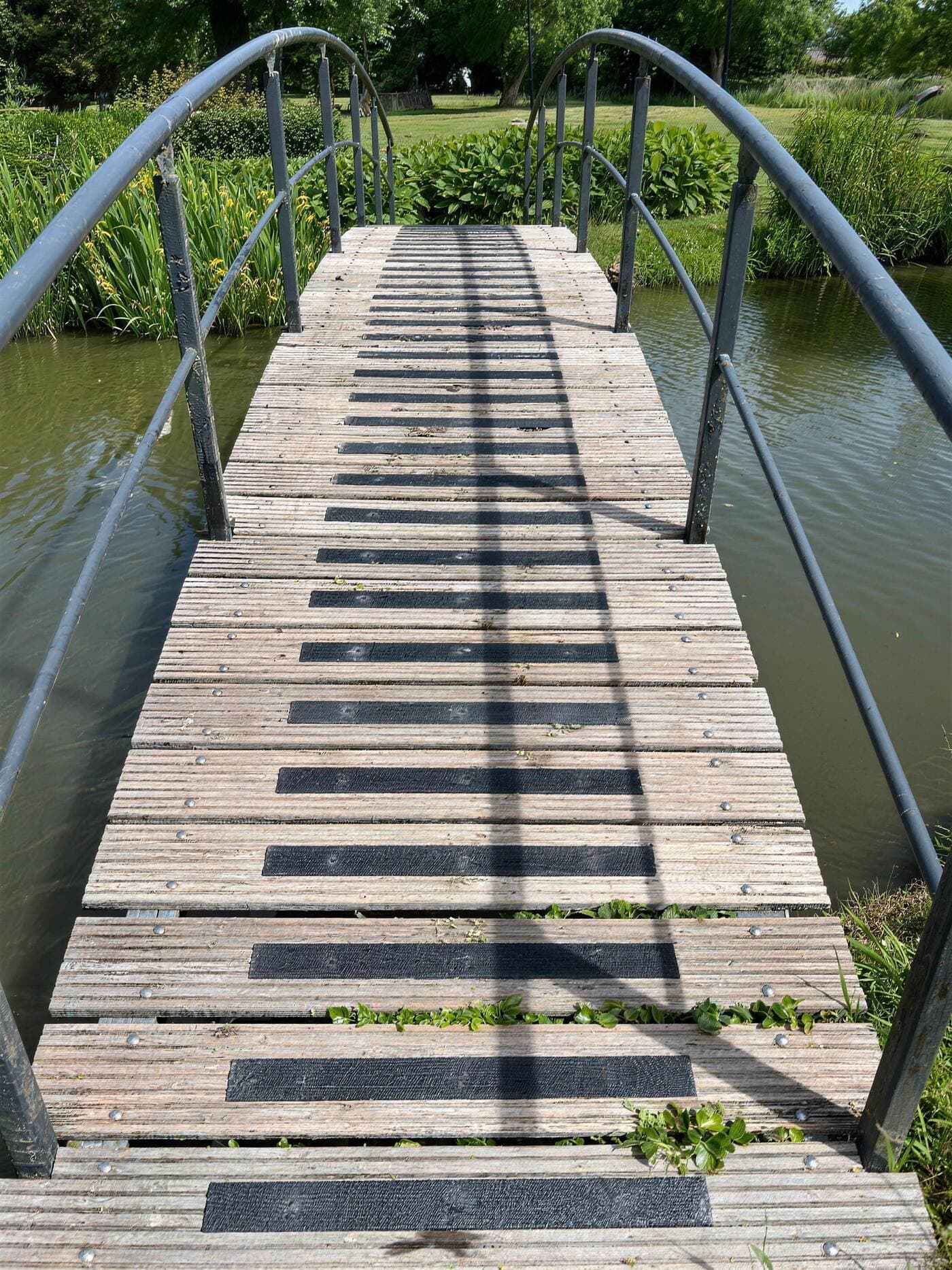 Antislipstrips op een houten vlonderbrug
