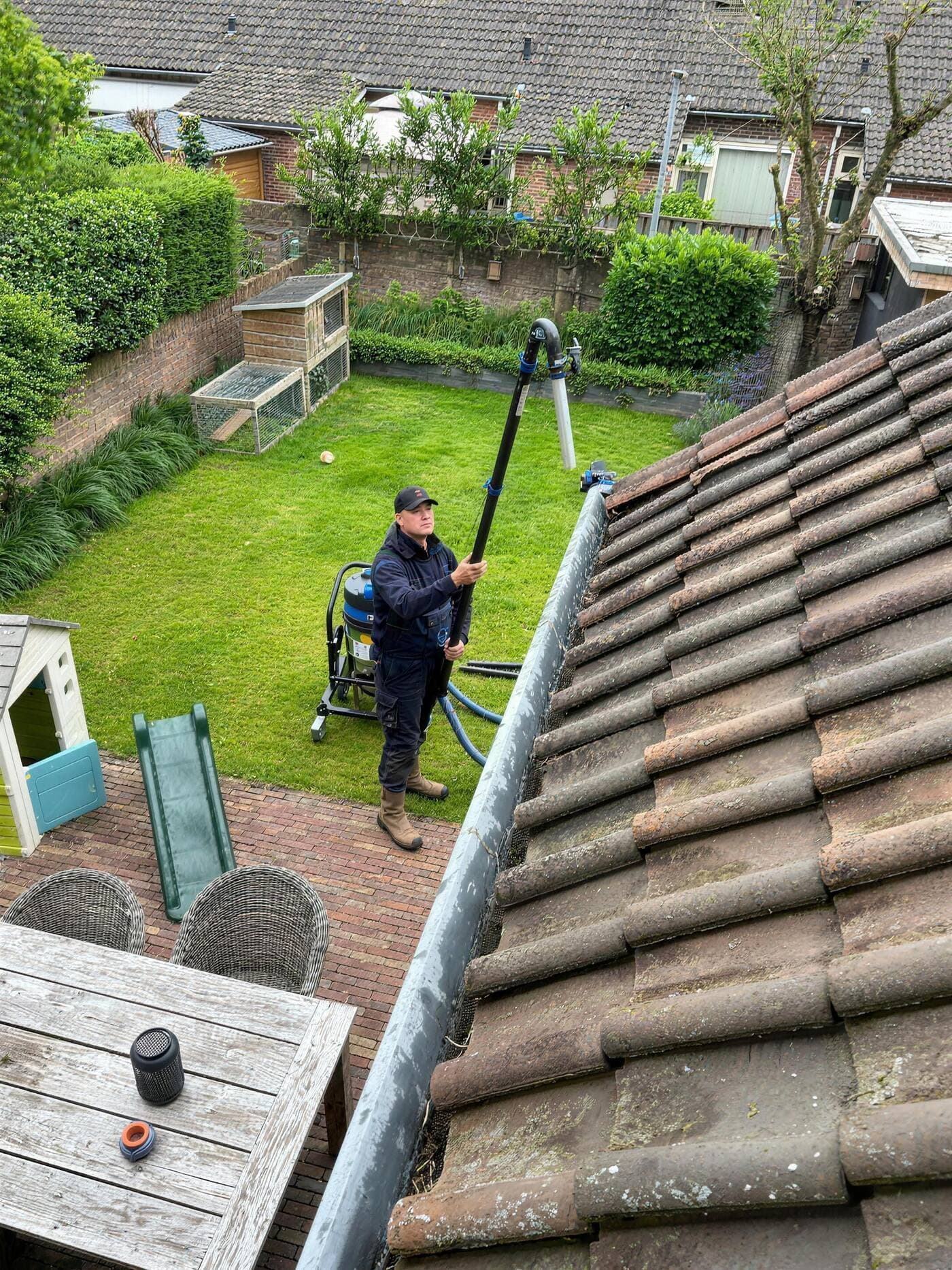 Dakgoot reinigen vanaf de grond met het SkyVac-systeem