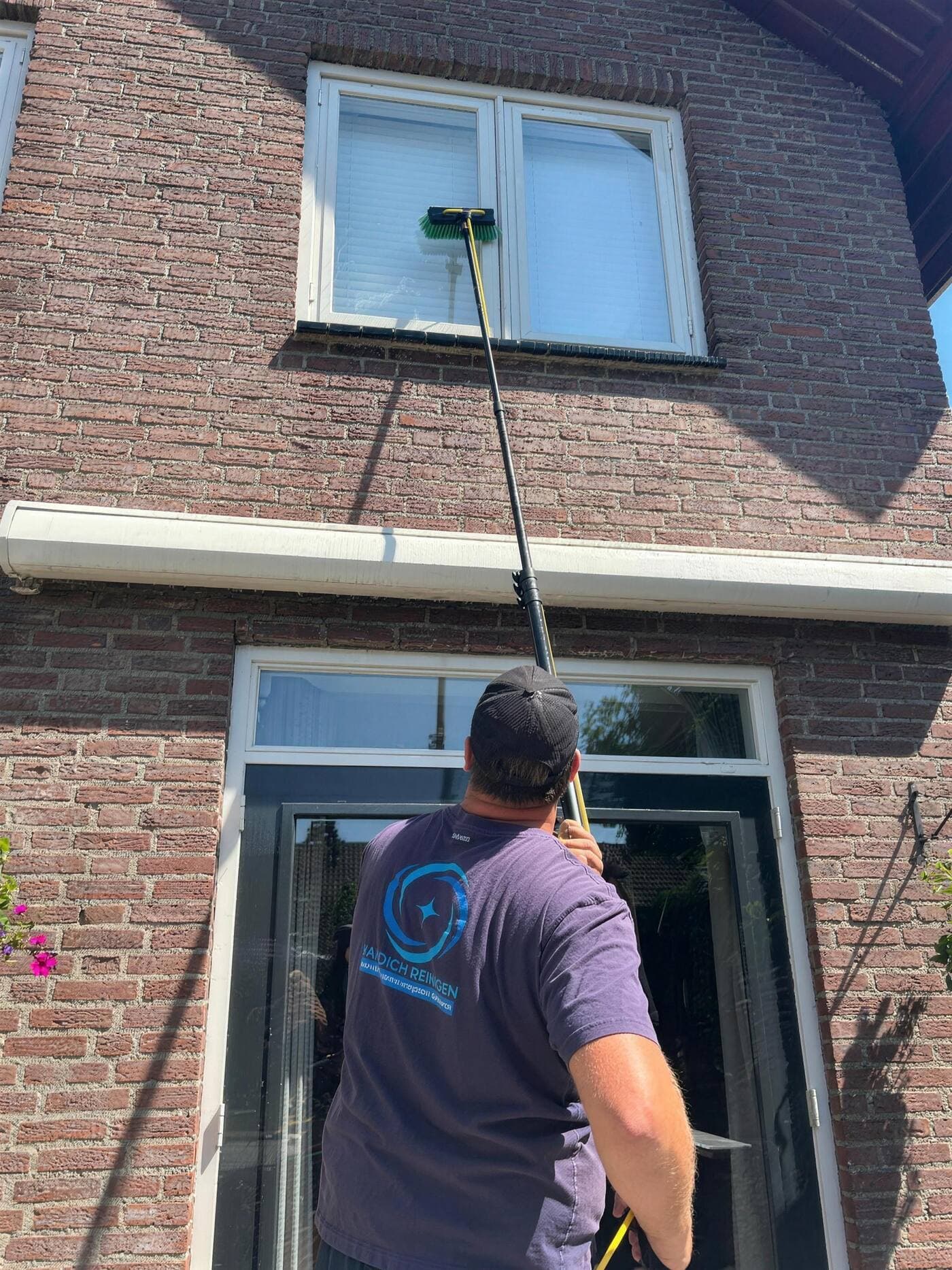 Glasbewassing door Handich Reinigen met een telescopische waterstok