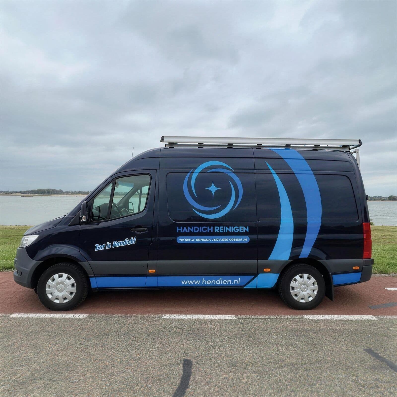 De bedrijfsbus van Handich Reinigen