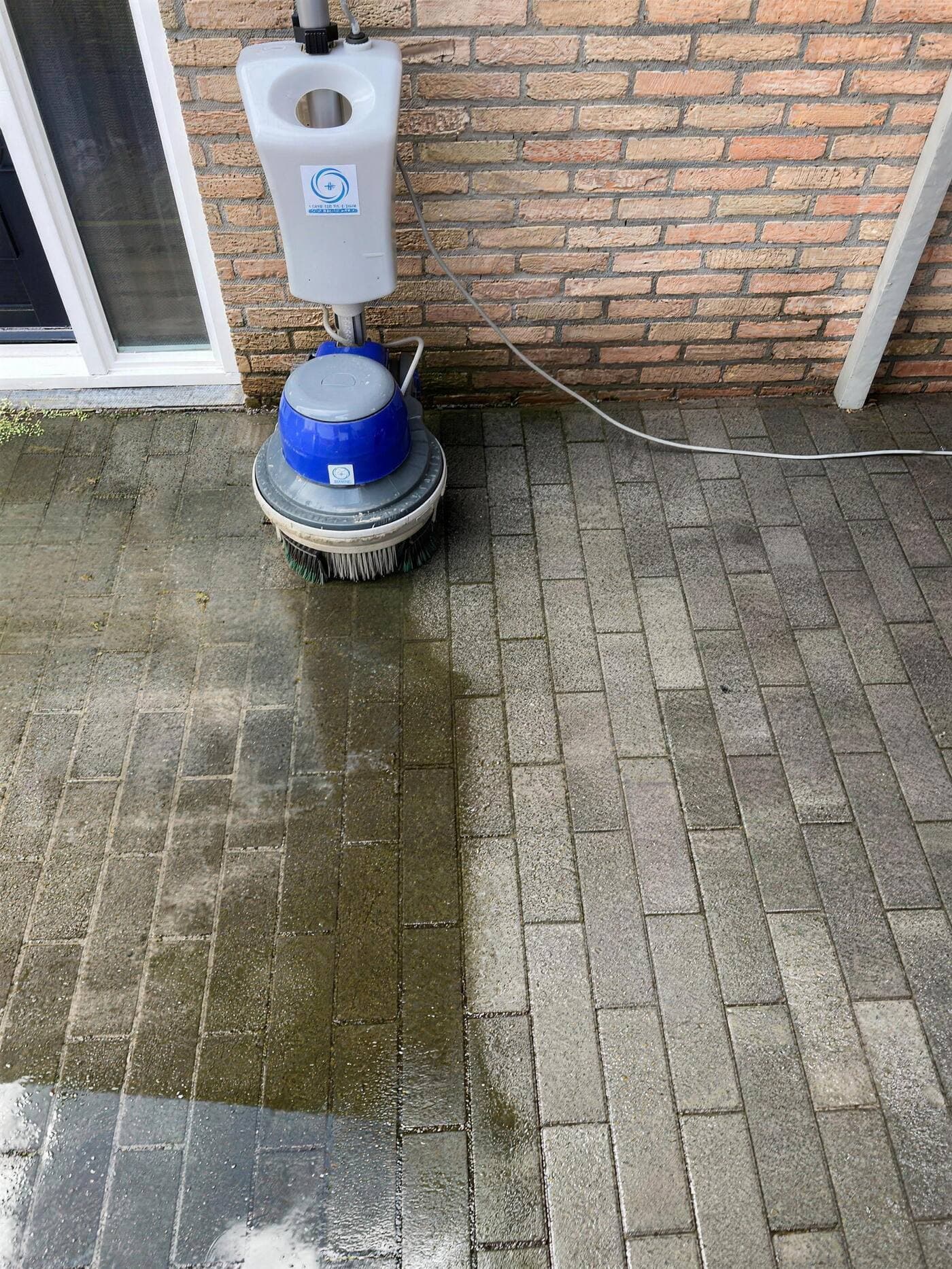 Terras reinigen met borsteltechniek: de helft van de klinkers is al schoon