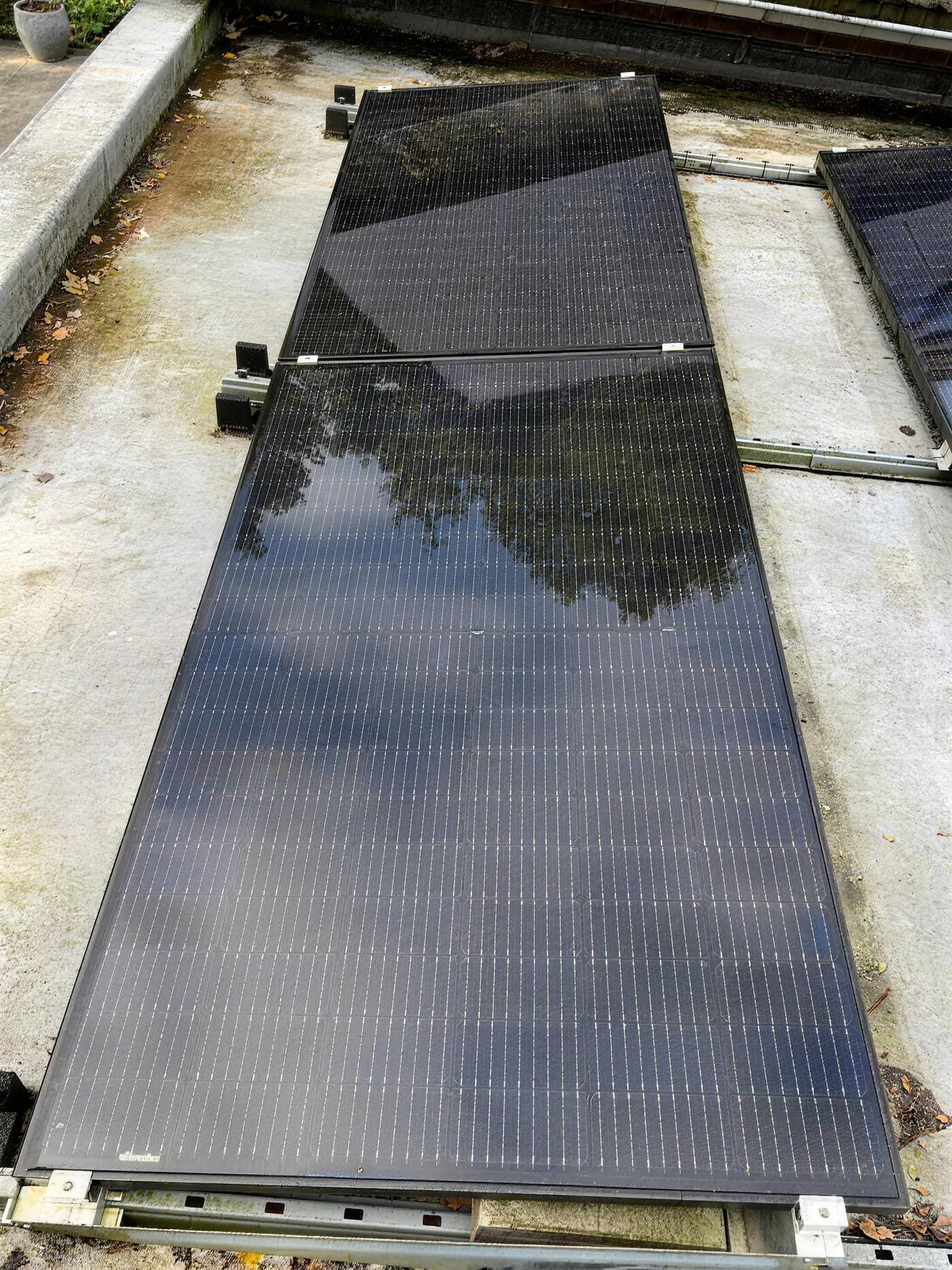 Hetzelfde zonnepaneel na reiniging met osmosewater