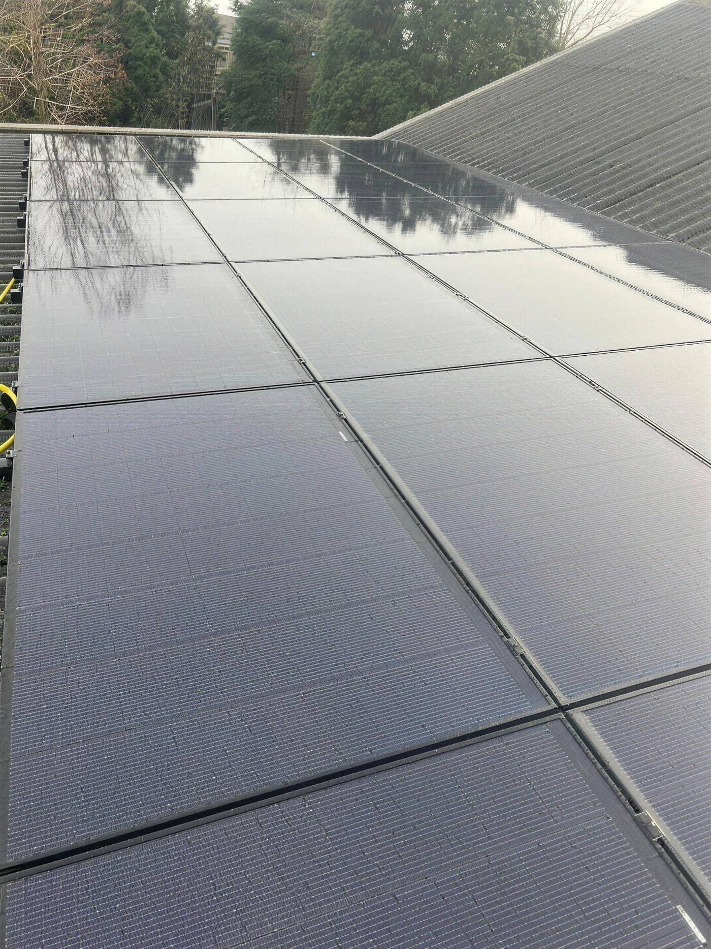 Zonnepanelen na reiniging met osmosewater