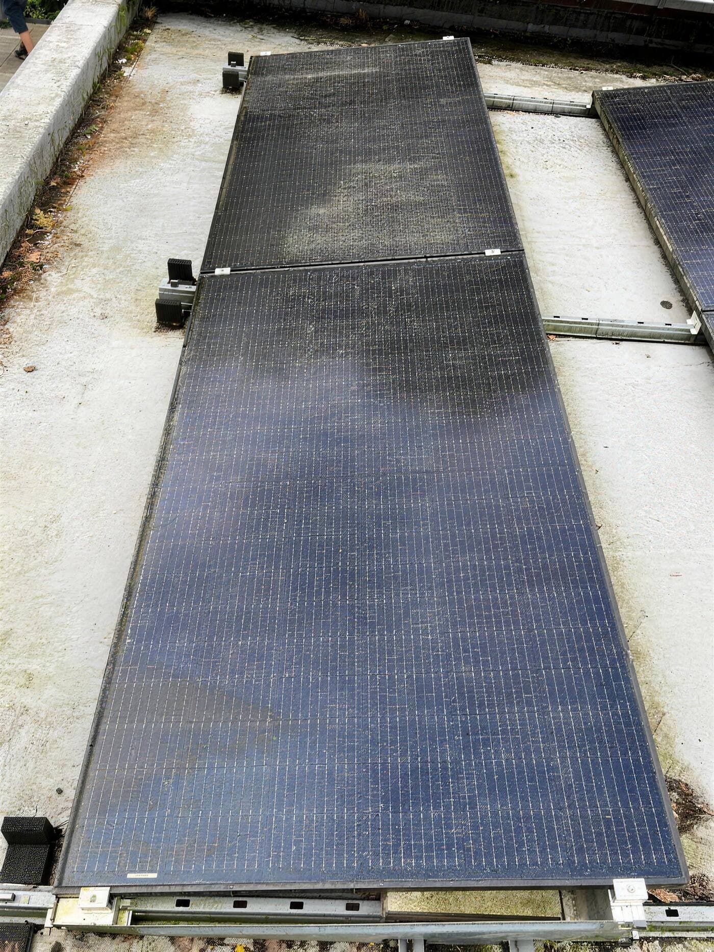 Vervuild zonnepaneel voor de reiniging